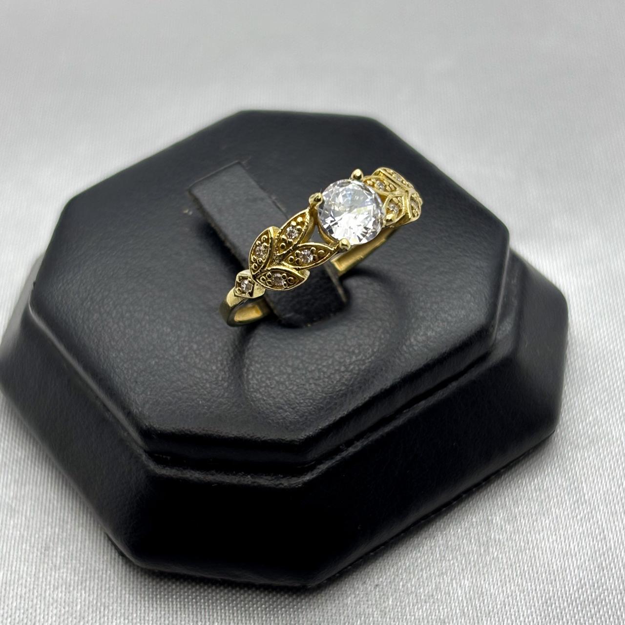 #AD10144 - Anillo Hojas Piedra Central Zirconia Oro 10K - I05/2.5