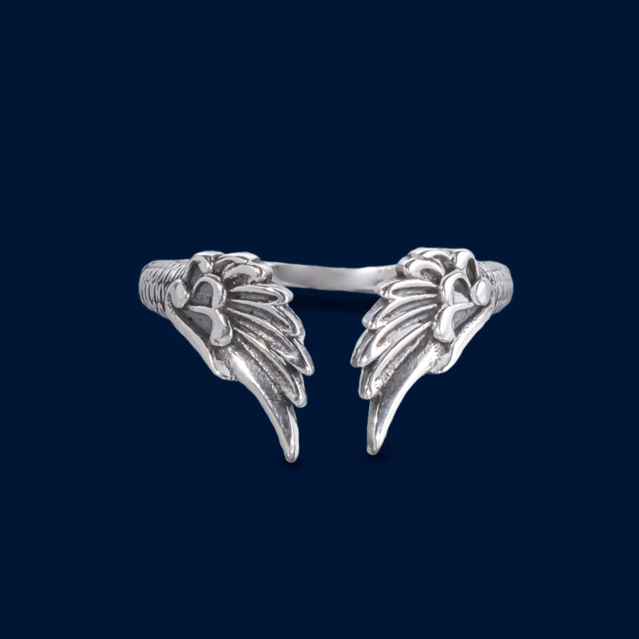 #AD186 - Anillo Con Alas Plata Pavonada - B09/2.6