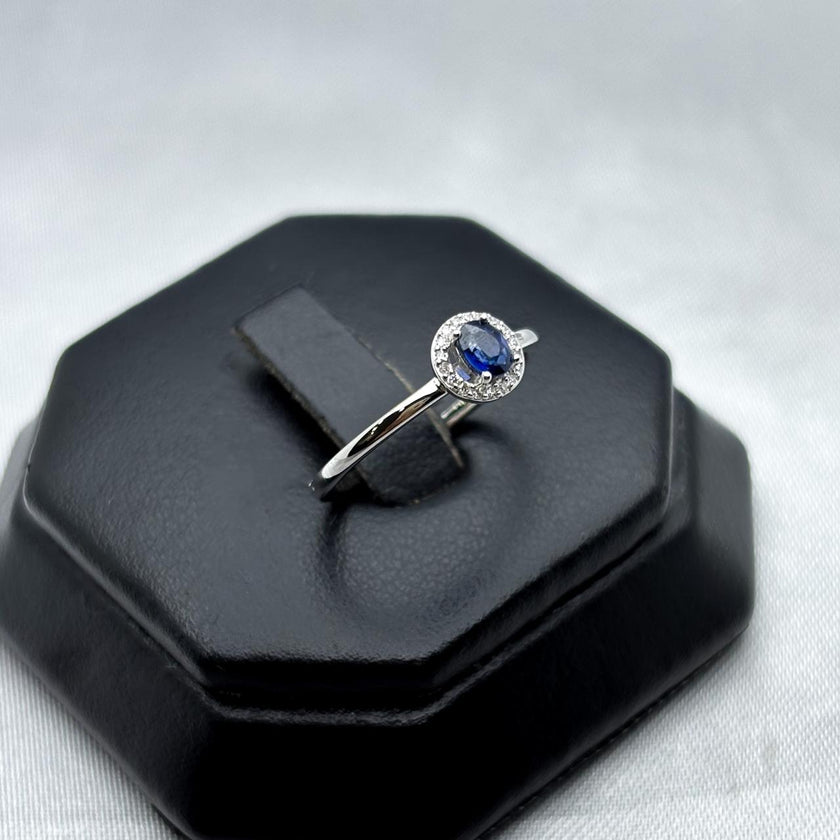 #ADX14109 - Anillo Solitario Con Diamante Natural Y Zafiro Oro Blanco 14K - TX295/