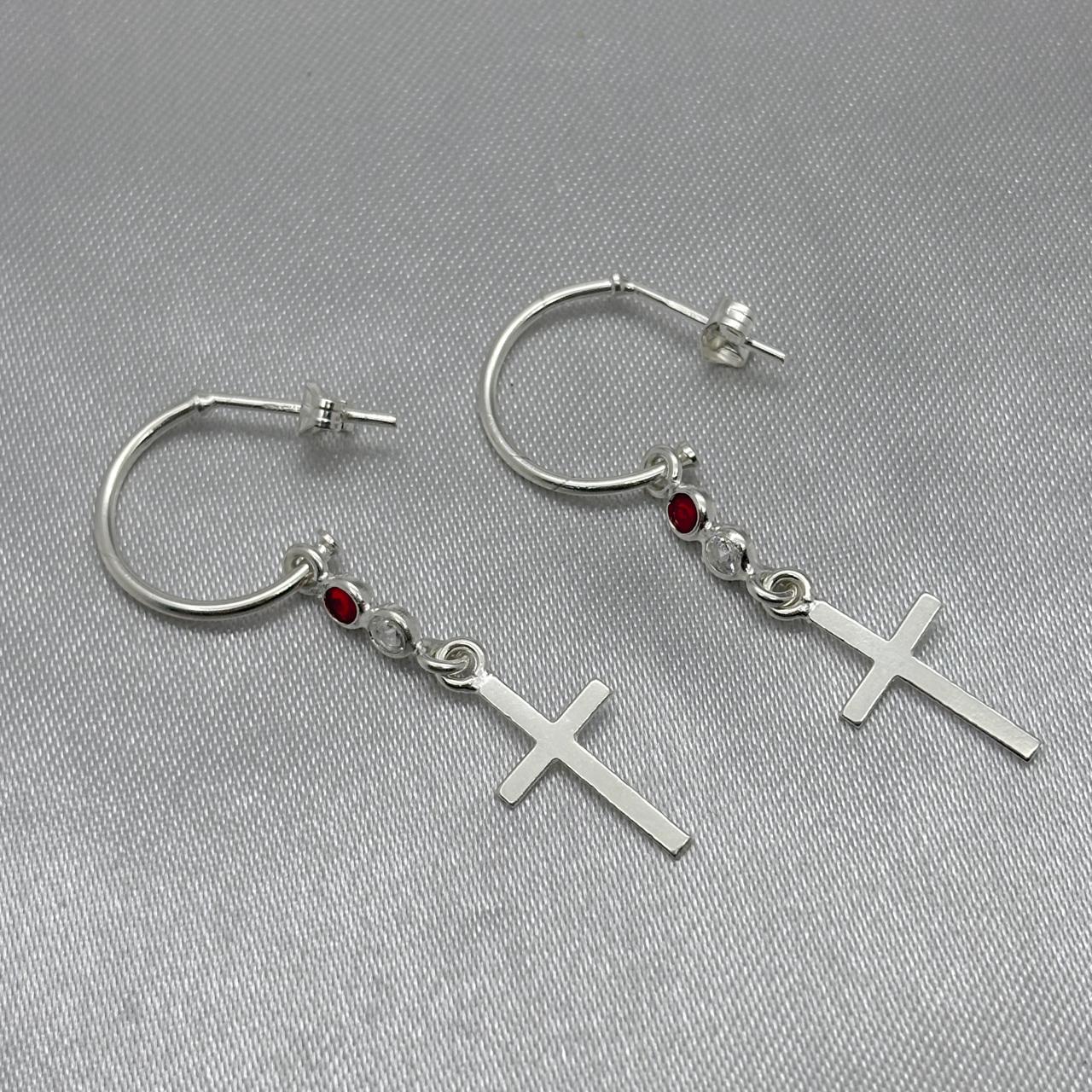 thumbnail image 2 of Aretes De Cruz Colgante Para Hombre Y Mujer – Diamantes CZ En Oro Amarillo Sobre Plata 925 – Hip Hop Style 2 of 4
