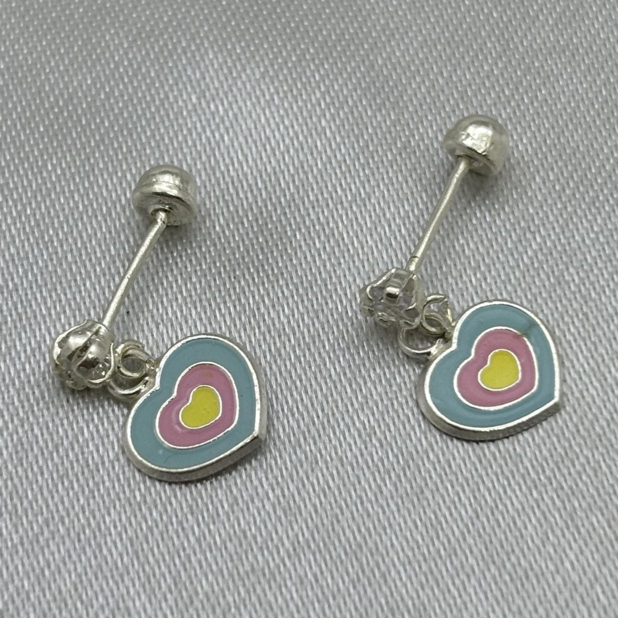 #BR304 - Broquel Corazón Esmaltado Y Piedra Zirconia Plata - F44/