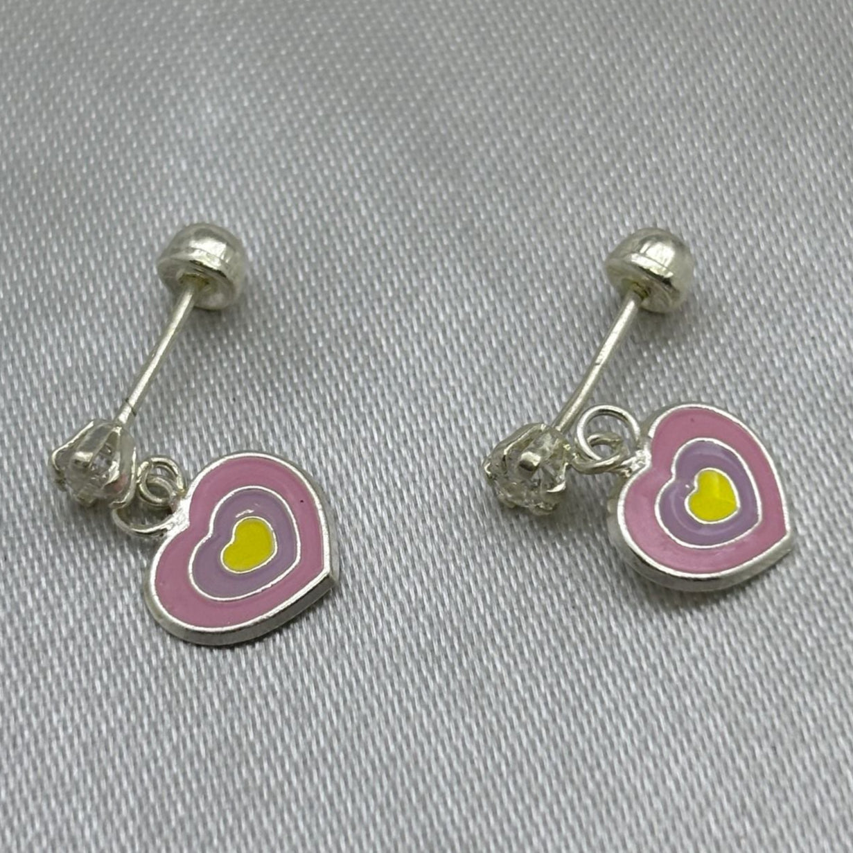 #BR304 - Broquel Corazón Esmaltado Y Piedra Zirconia Plata - F44/