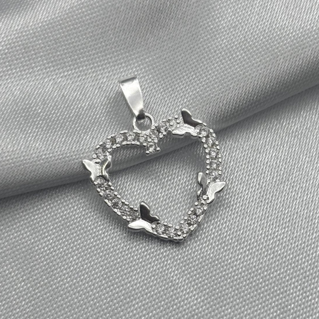#D149 - Dije Corazón Con Mariposas Piedra Zirconia Plata - LL1.4