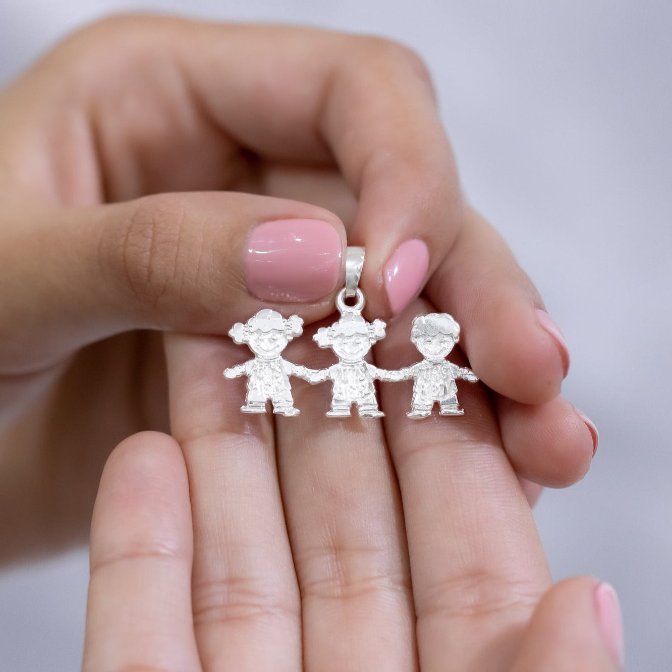 #D226 - Dije De 3 Niños o Niñas - A07/2.8