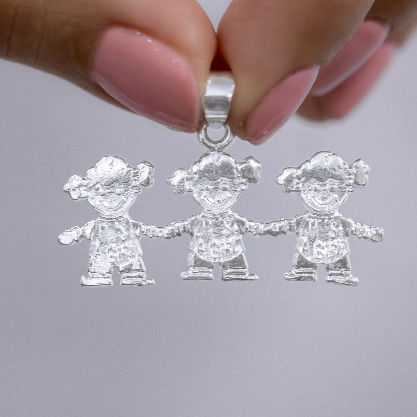 #D226 - Dije De 3 Niños o Niñas - A07/2.8