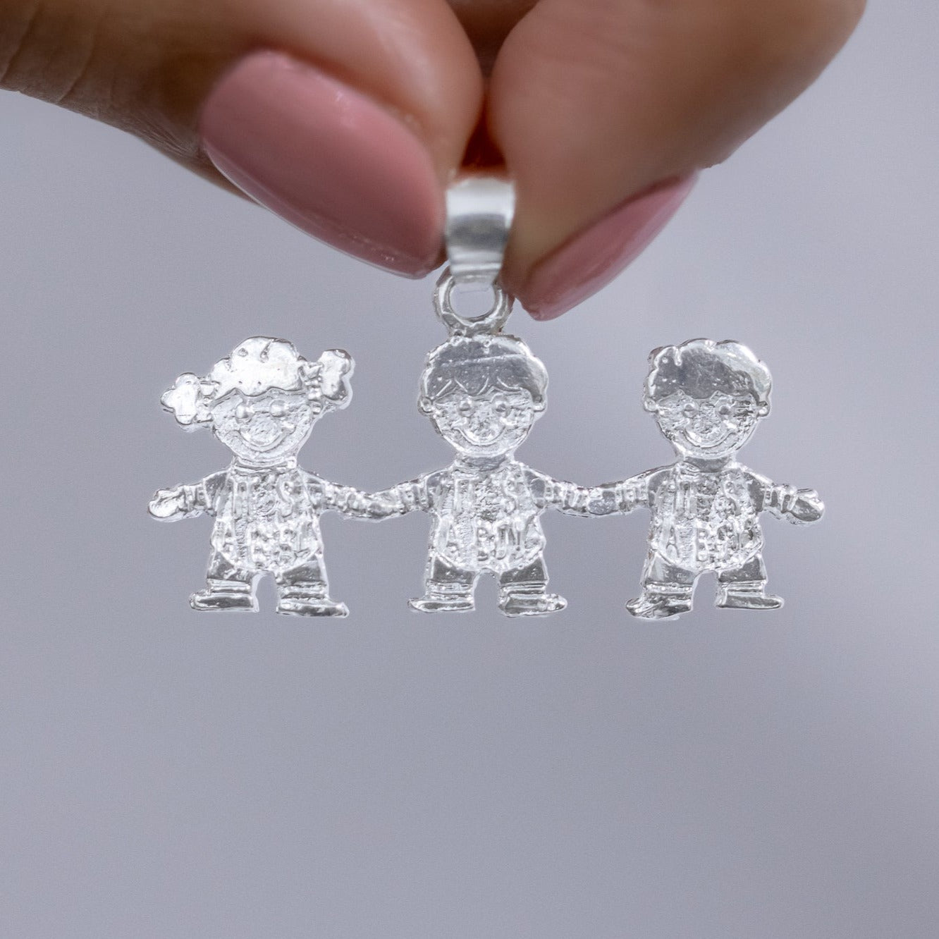 #D226 - Dije De 3 Niños o Niñas - A07/2.8