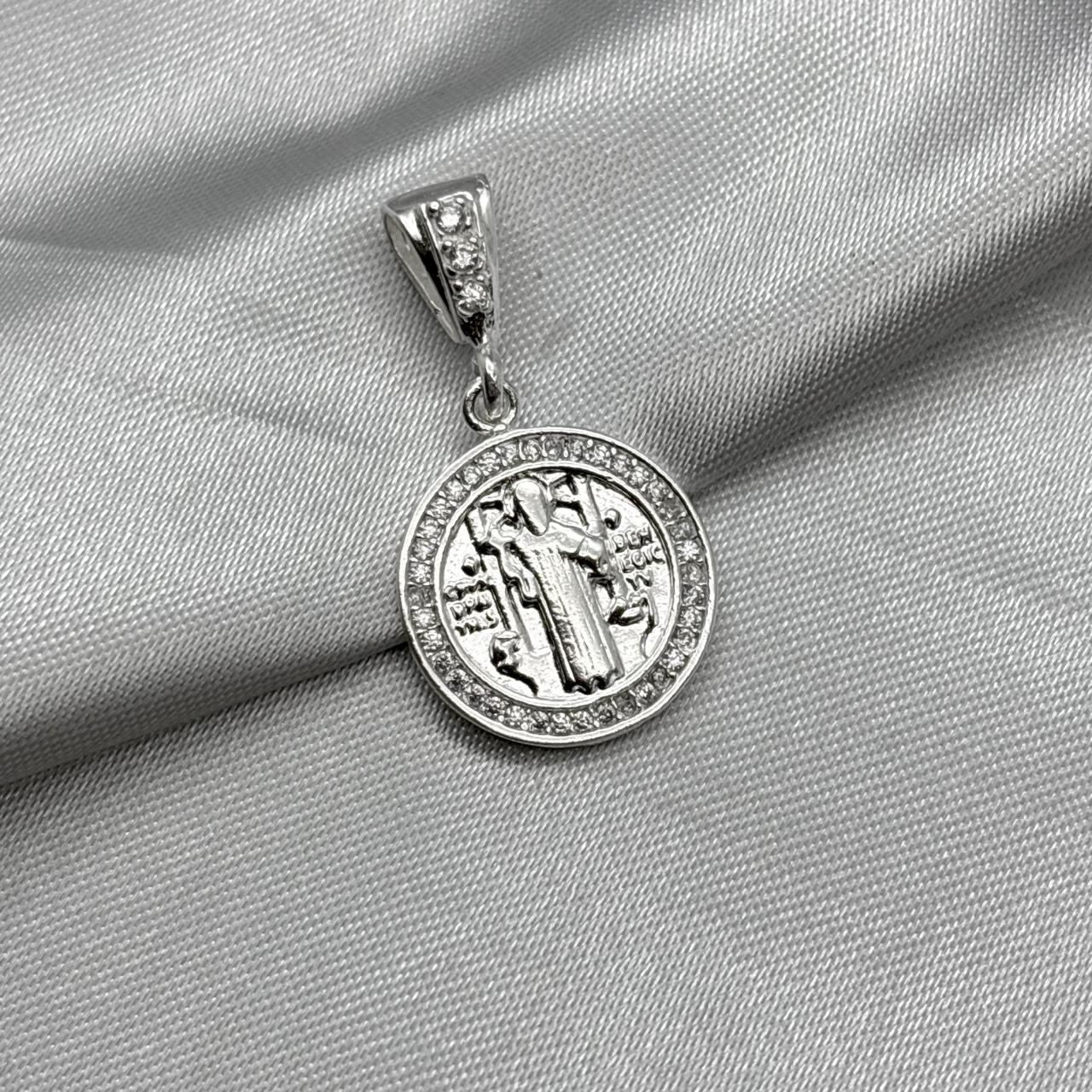 #D374 - Dije Religioso Circular Con Piedra Zirconia Plata - A09/3.9