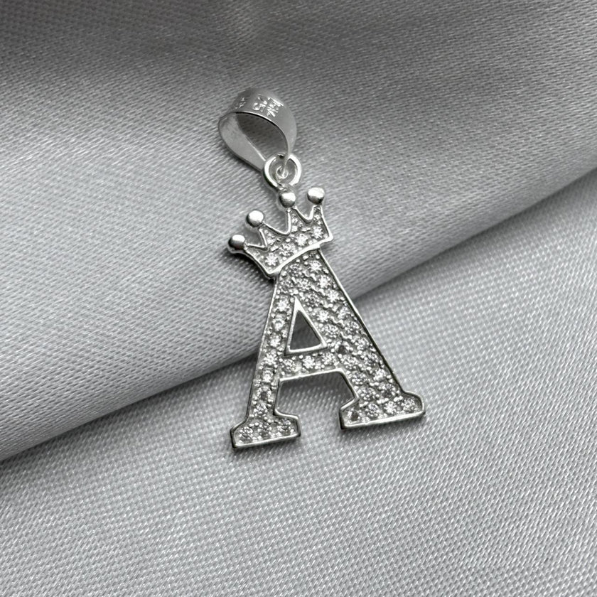 #D593 - Dije Letras Con Corona Y Piedra Zirconia Plata - A09/2.5