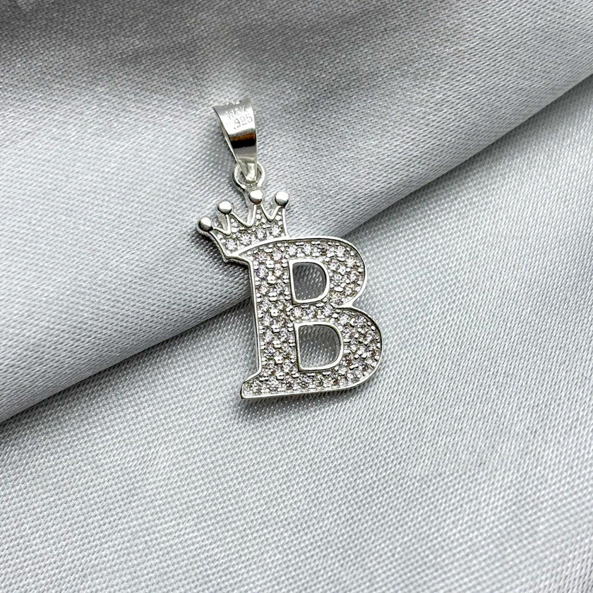 #D593 - Dije Letras Con Corona Y Piedra Zirconia Plata - A09/2.5