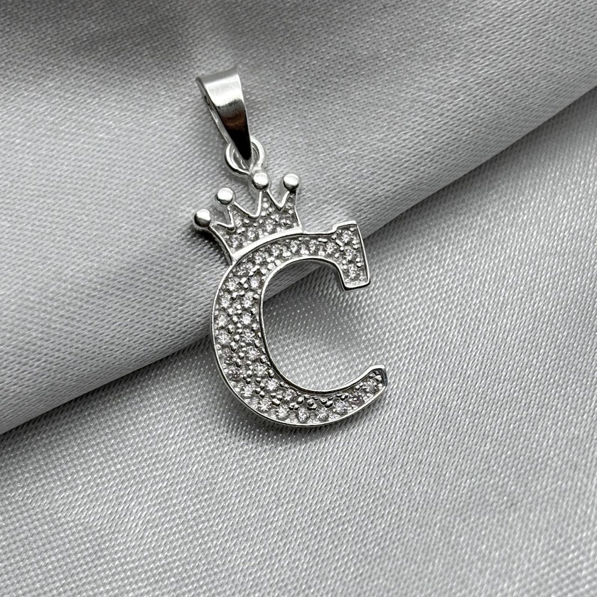 #D593 - Dije Letras Con Corona Y Piedra Zirconia Plata - A09/2.5