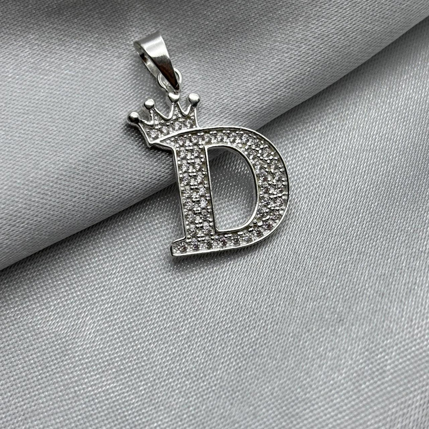 #D593 - Dije Letras Con Corona Y Piedra Zirconia Plata - A09/2.5