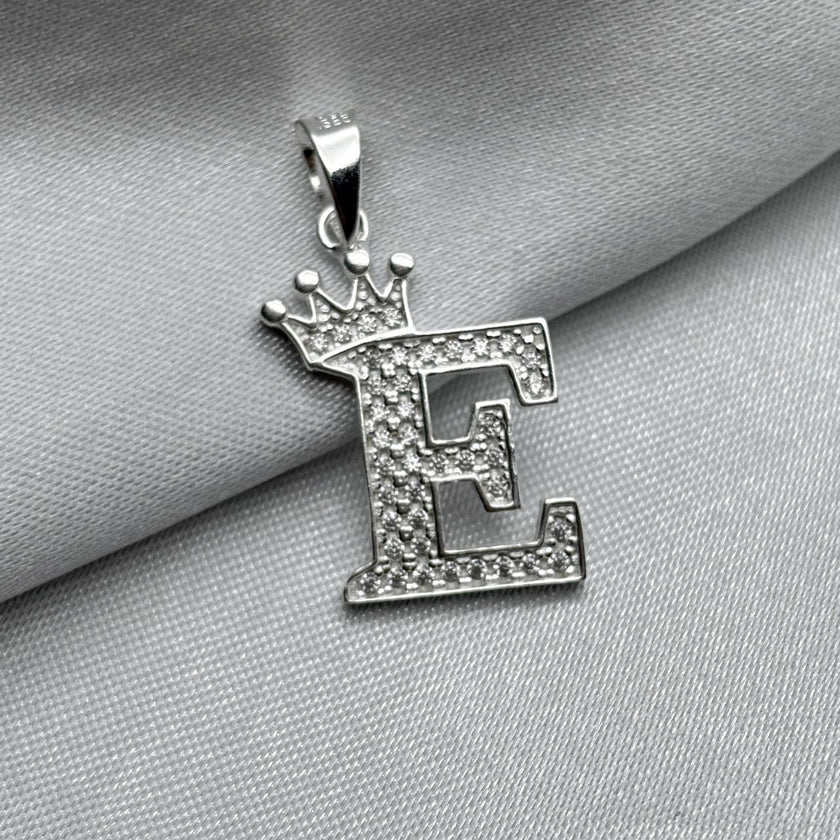 #D593 - Dije Letras Con Corona Y Piedra Zirconia Plata - A09/2.5