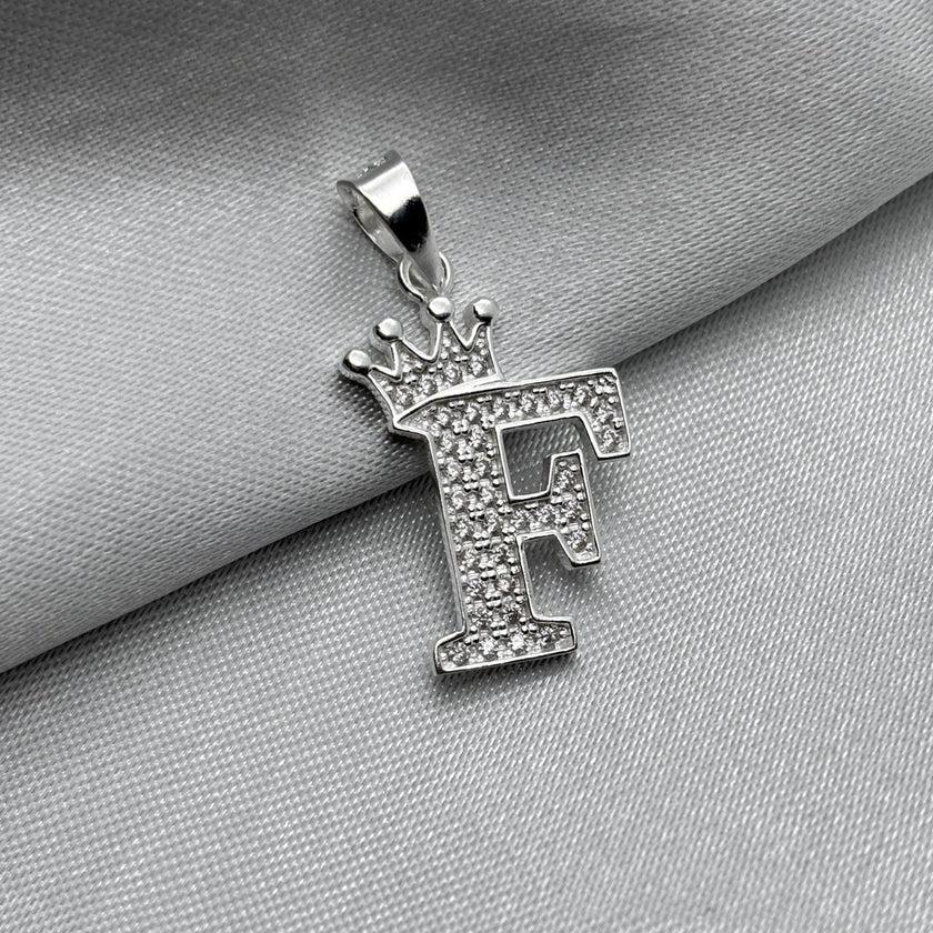 #D593 - Dije Letras Con Corona Y Piedra Zirconia Plata - A09/2.5