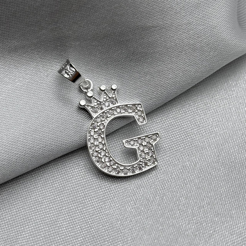 #D593 - Dije Letras Con Corona Y Piedra Zirconia Plata - A09/2.5