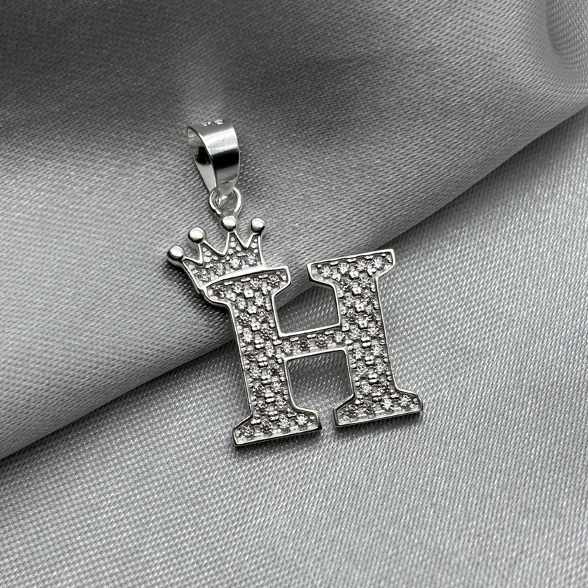 #D593 - Dije Letras Con Corona Y Piedra Zirconia Plata - A09/2.5