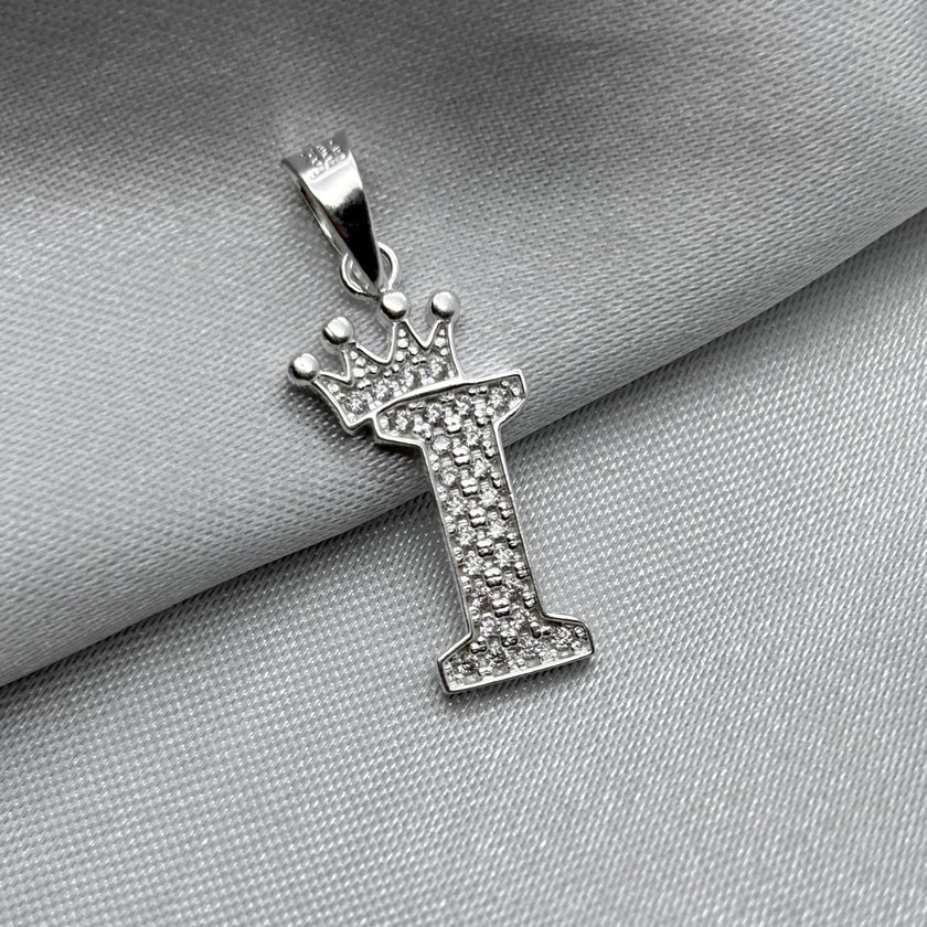 #D593 - Dije Letras Con Corona Y Piedra Zirconia Plata - A09/2.5