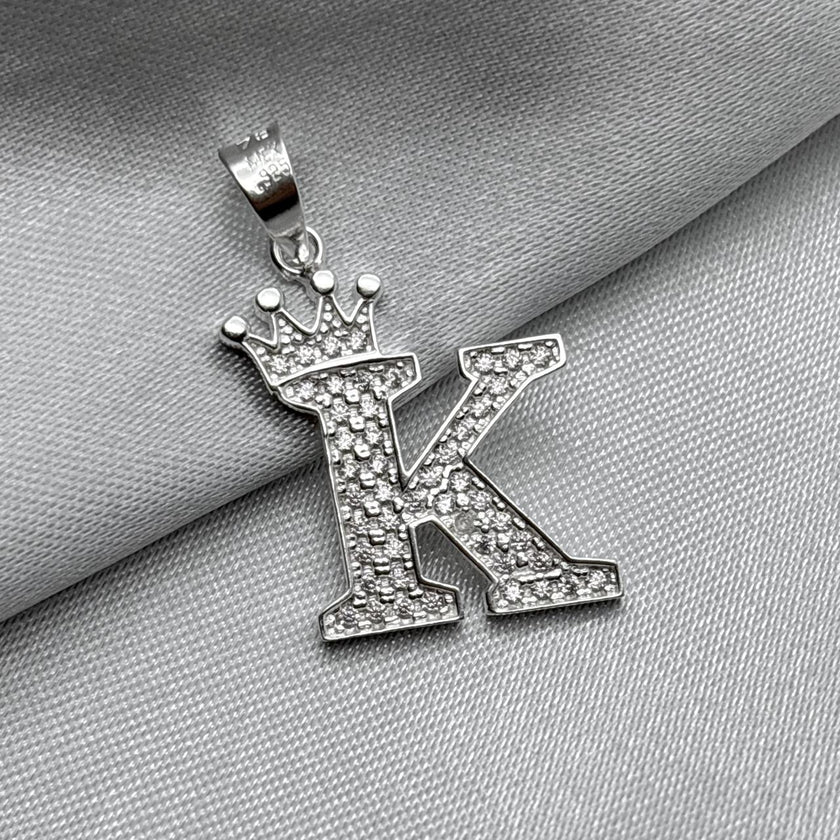 #D593 - Dije Letras Con Corona Y Piedra Zirconia Plata - A09/2.5