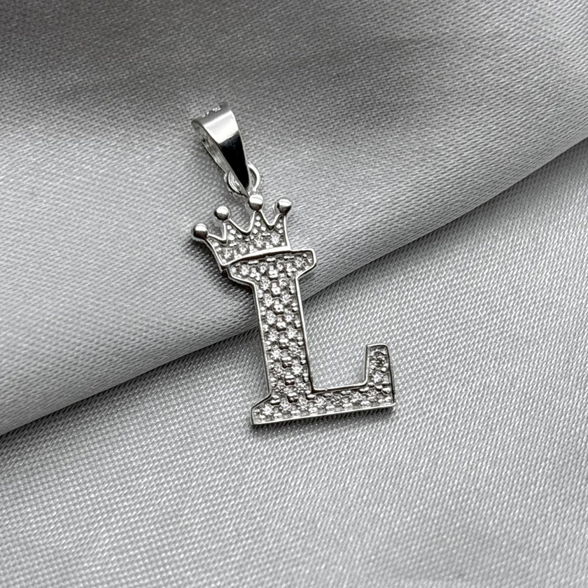 #D593 - Dije Letras Con Corona Y Piedra Zirconia Plata - A09/2.5