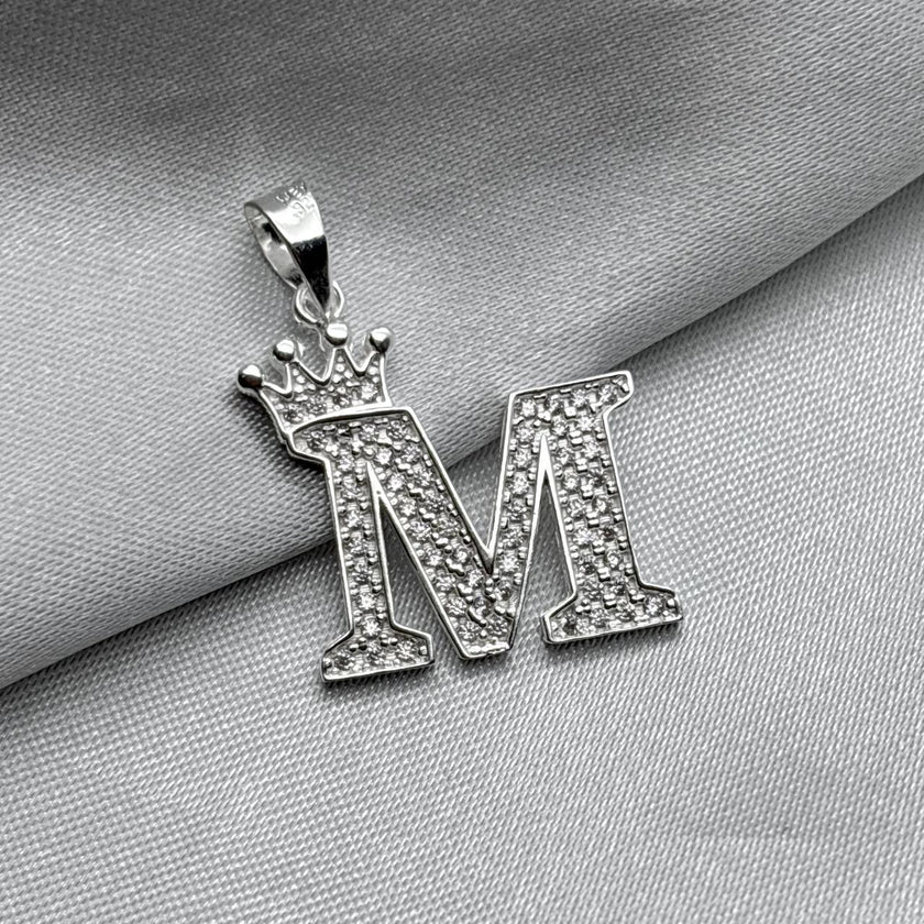 #D593 - Dije Letras Con Corona Y Piedra Zirconia Plata - A09/2.5