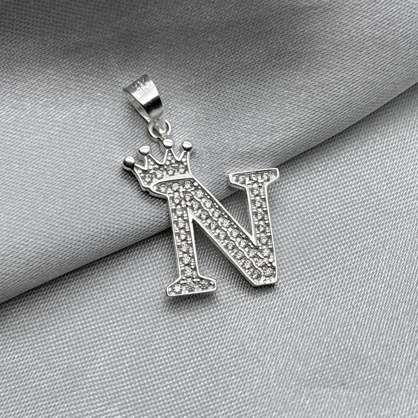 #D593 - Dije Letras Con Corona Y Piedra Zirconia Plata - A09/2.5