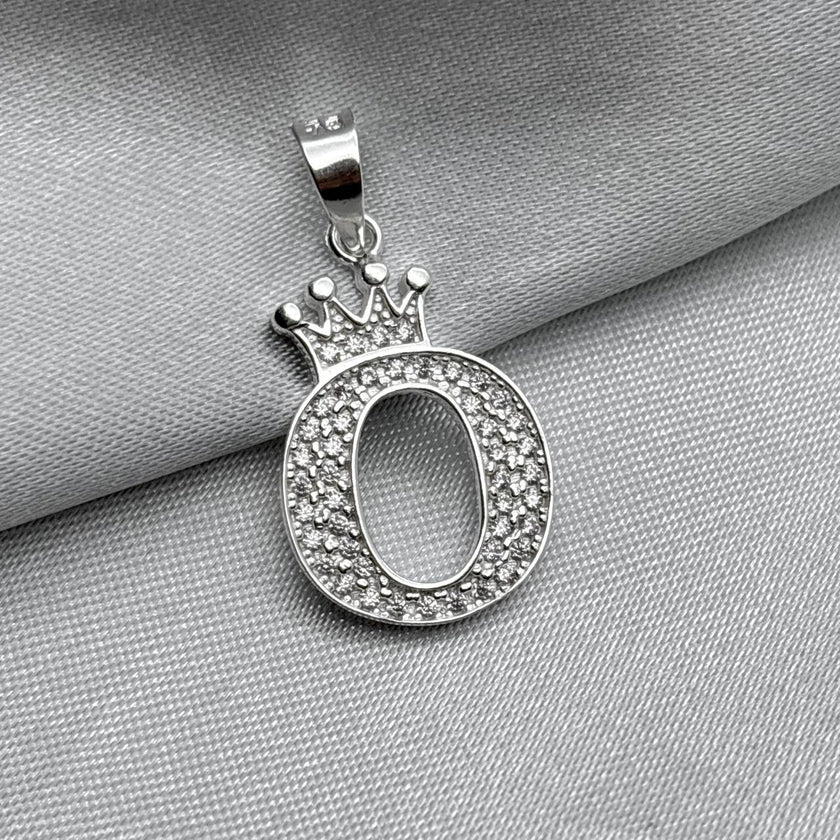 #D593 - Dije Letras Con Corona Y Piedra Zirconia Plata - A09/2.5