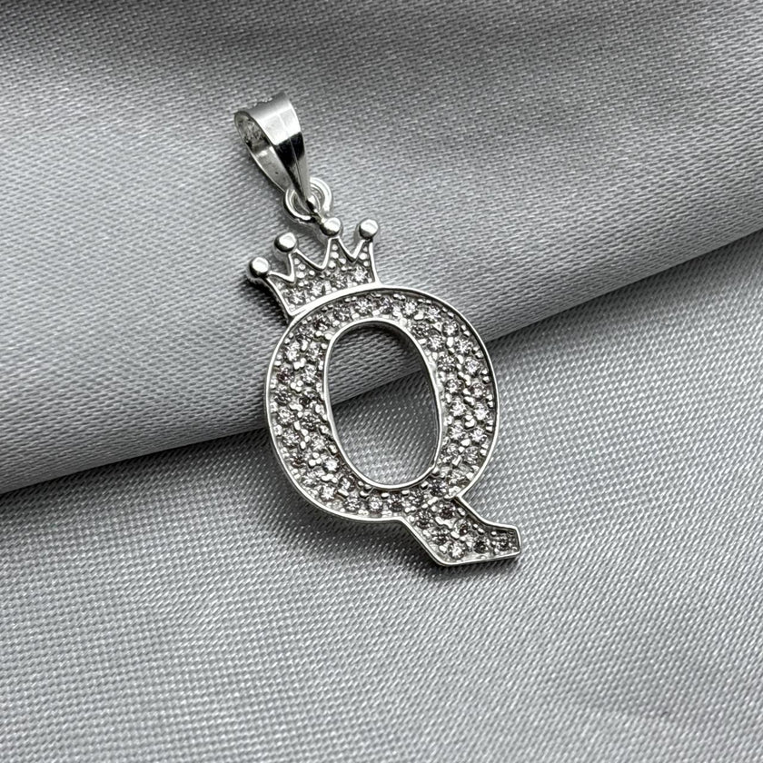 #D593 - Dije Letras Con Corona Y Piedra Zirconia Plata - A09/2.5