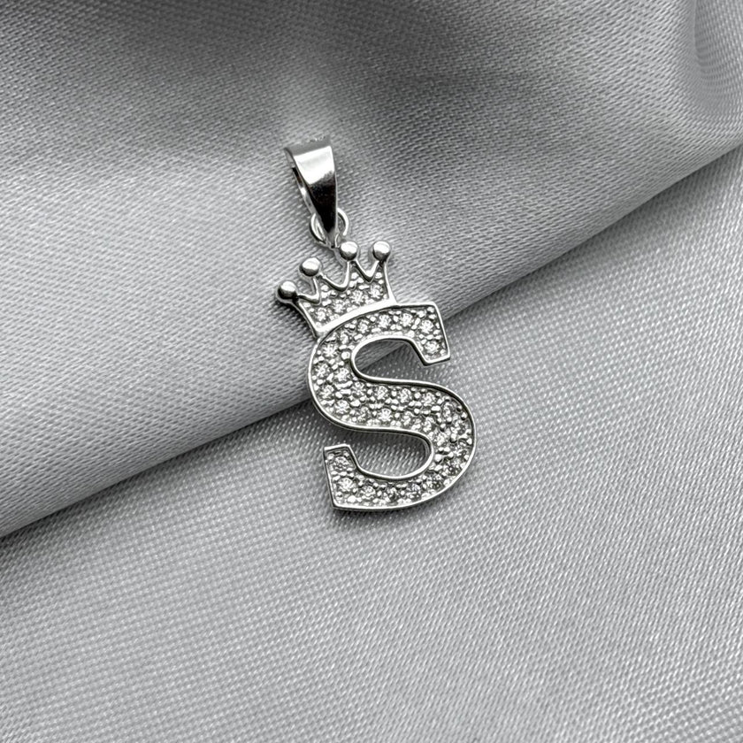 #D593 - Dije Letras Con Corona Y Piedra Zirconia Plata - A09/2.5