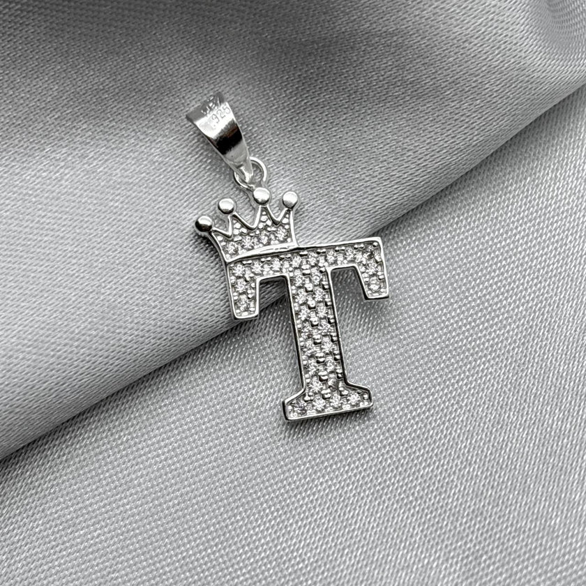 #D593 - Dije Letras Con Corona Y Piedra Zirconia Plata - A09/2.5