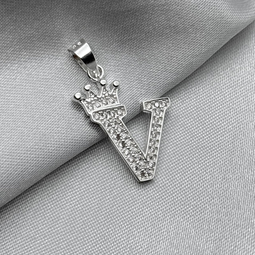 #D593 - Dije Letras Con Corona Y Piedra Zirconia Plata - A09/2.5