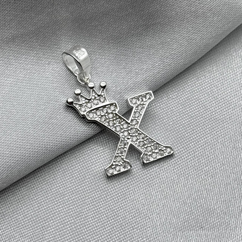 #D593 - Dije Letras Con Corona Y Piedra Zirconia Plata - A09/2.5