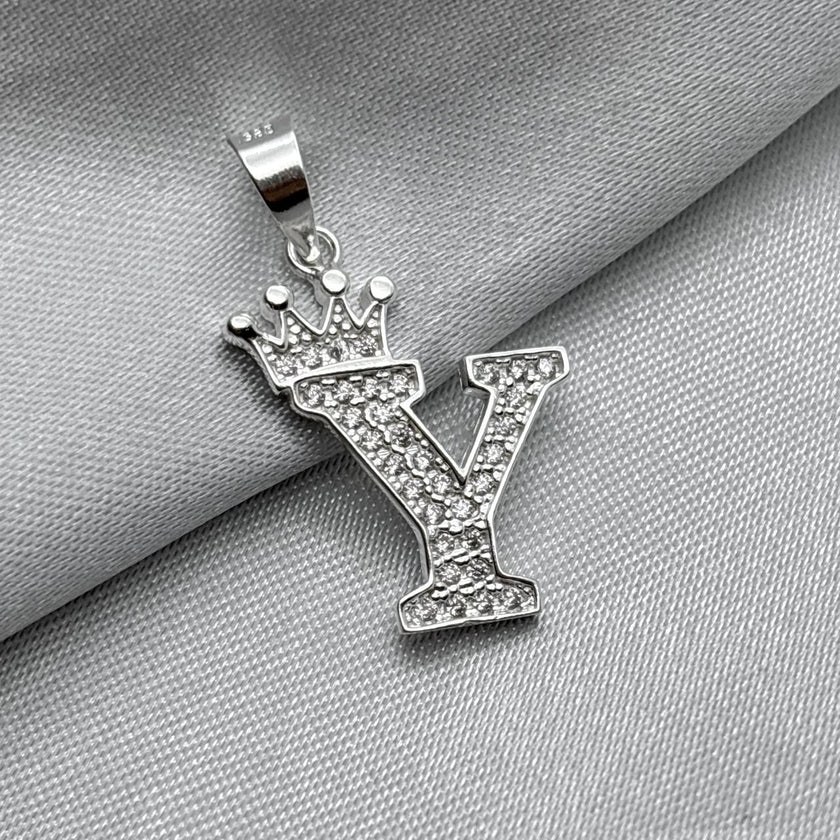 #D593 - Dije Letras Con Corona Y Piedra Zirconia Plata - A09/2.5