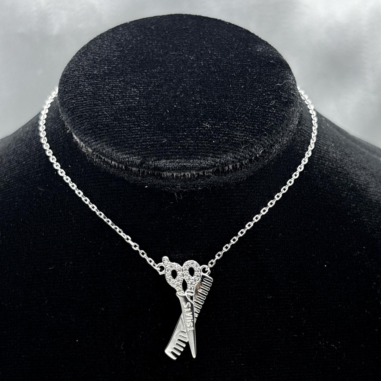 #G155 - Gargantilla Estilista Peine Y Tijeras Con Piedra Zirconia Plata - IP3.4