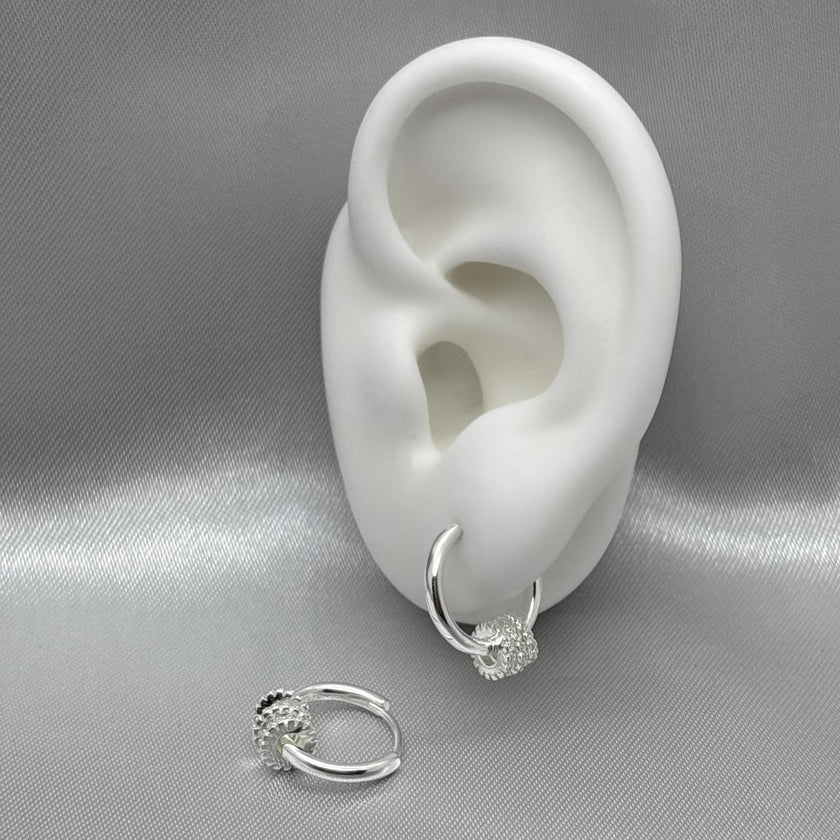 #H115 - Huggie Circular Con Colgantes Baño De Rodio Plata - B14/3.7