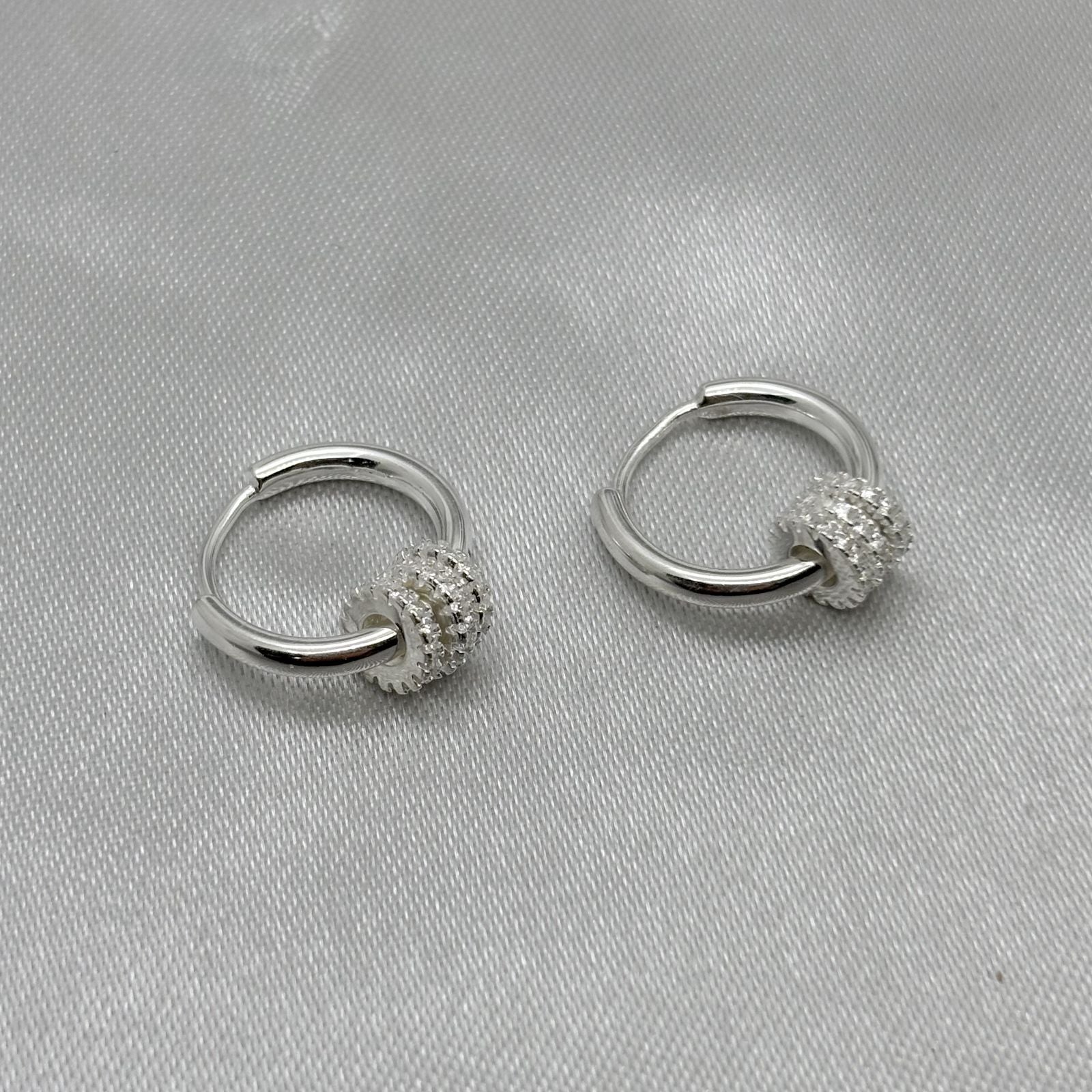 #H115 - Huggie Circular Con Colgantes Baño De Rodio Plata - B14/3.7