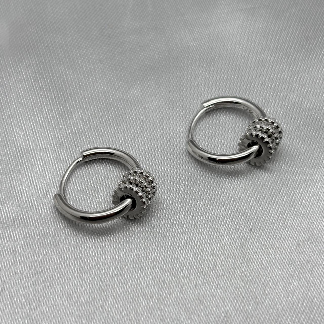 #H115 - Huggie Circular Con Colgantes Baño De Rodio Plata - B14/3.7