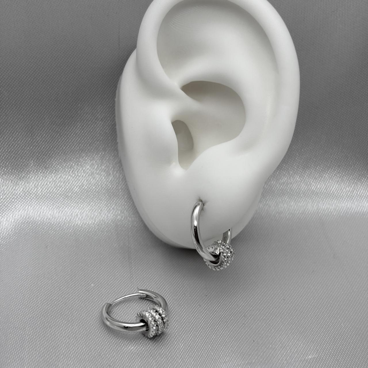 #H115 - Huggie Circular Con Colgantes Baño De Rodio Plata - B14/3.7