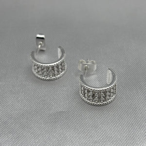 #H174 - Huggie Circular Con Triple Piedra Zirconia Plata - ZC3.7