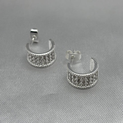#H174 - Huggie Circular Con Triple Piedra Zirconia Plata - A09/3.7
