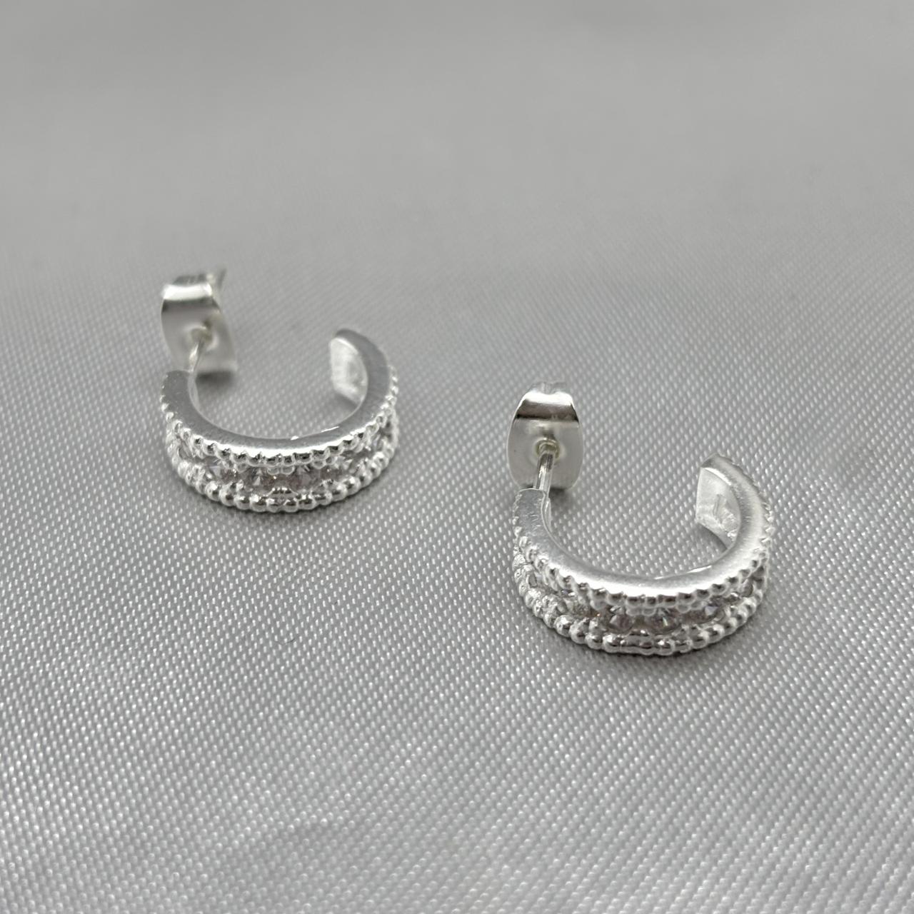 #H175 - Huggie Circular Con Piedra Zirconia Plata - ZC3.2