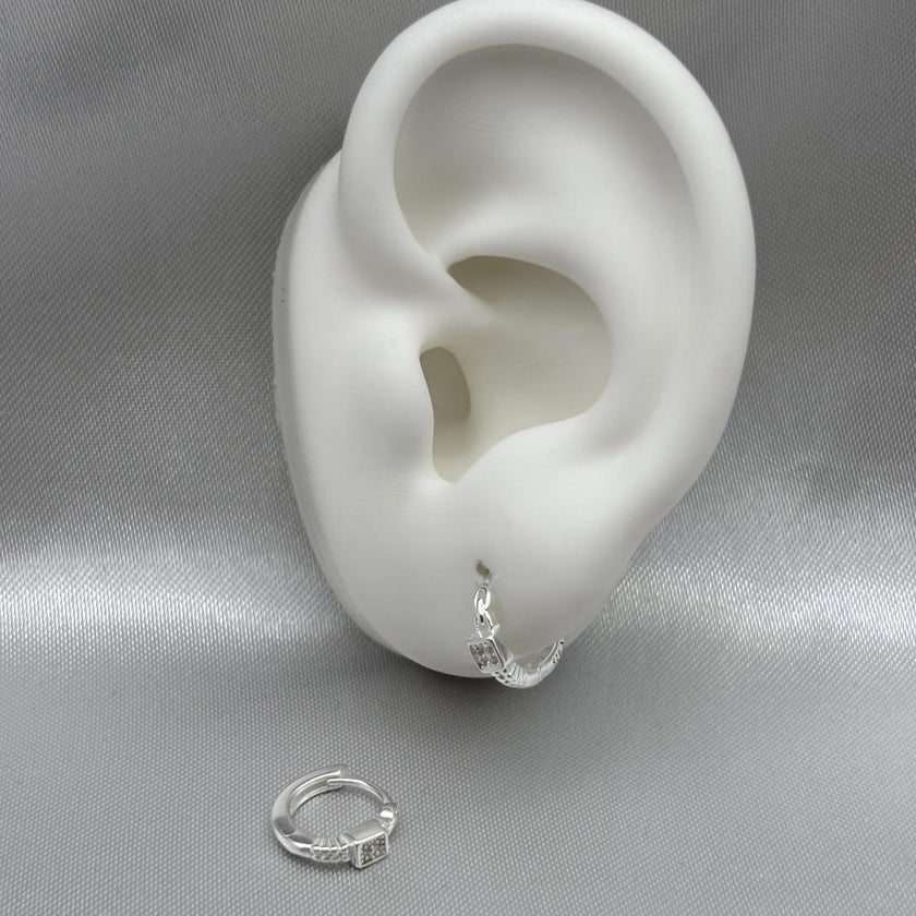 #H191 - Huggie Cuadrito Con Zirconia Plata - LL1.6