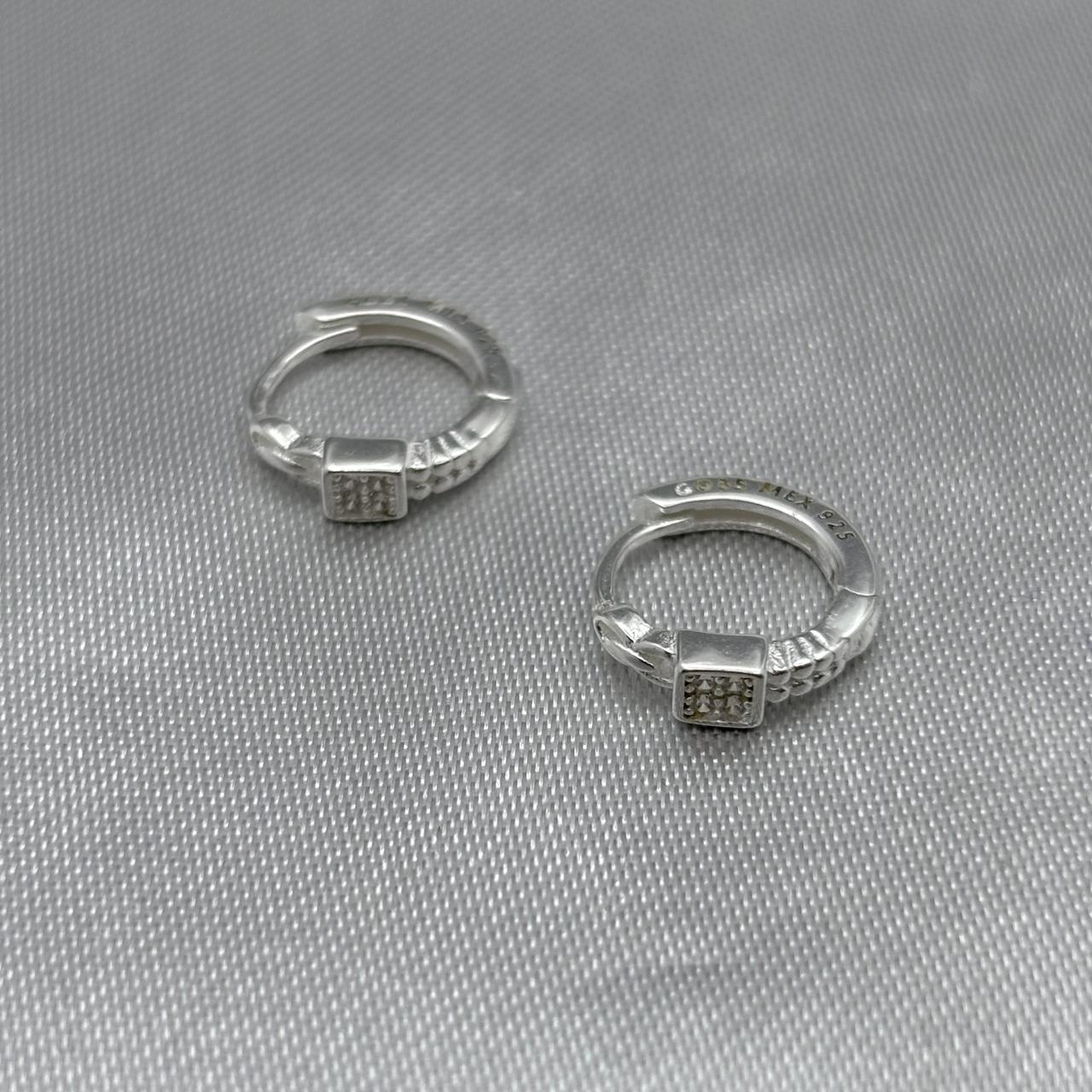 #H191 - Huggie Cuadrito Con Zirconia Plata - LL1.6