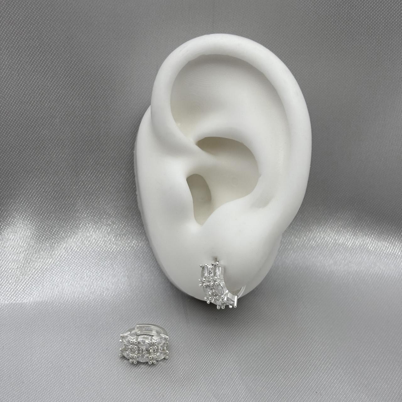 #H196 - Huggie Elegante Con Piedra Zirconia Plata - A15/2.3