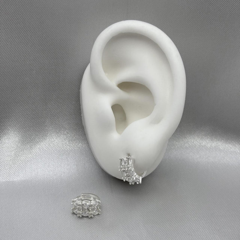 #H196 - Huggie Elegante Con Piedra Zirconia Plata - A15/2.3