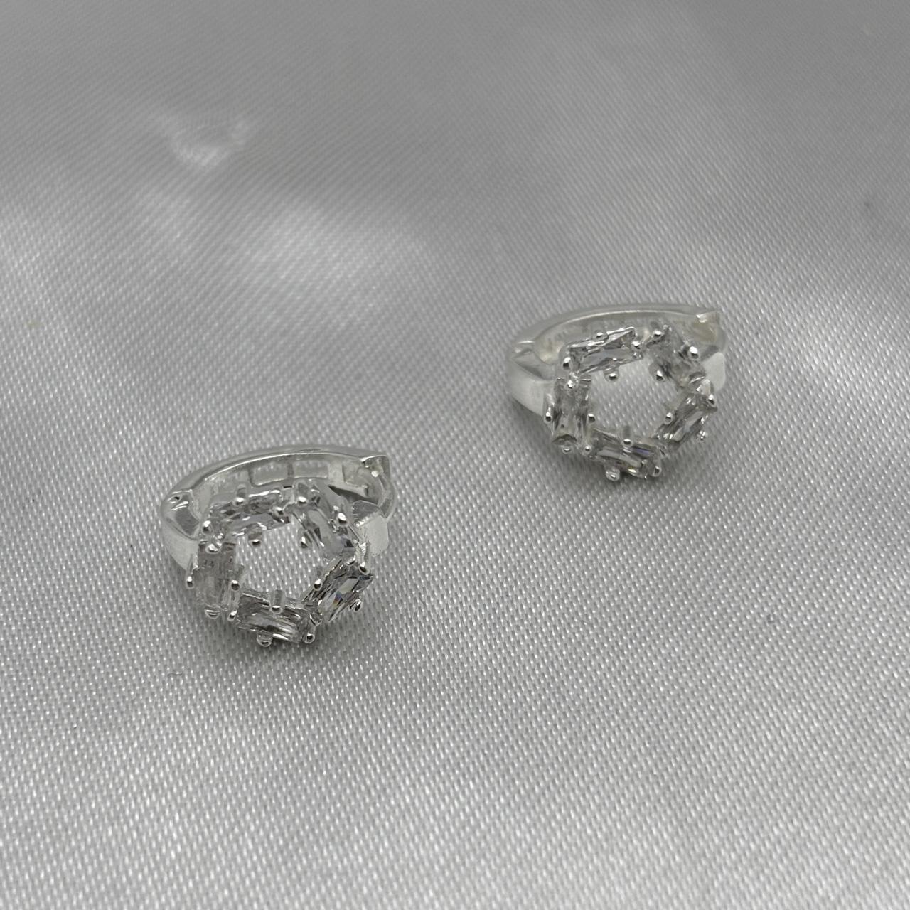 #H203 - Huggie Con Diseño Circular De Zirconia Plata - B09/3.1