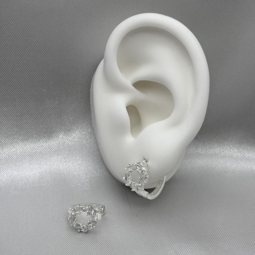 #H203 - Huggie Con Diseño Circular De Zirconia Plata - B09/3.1