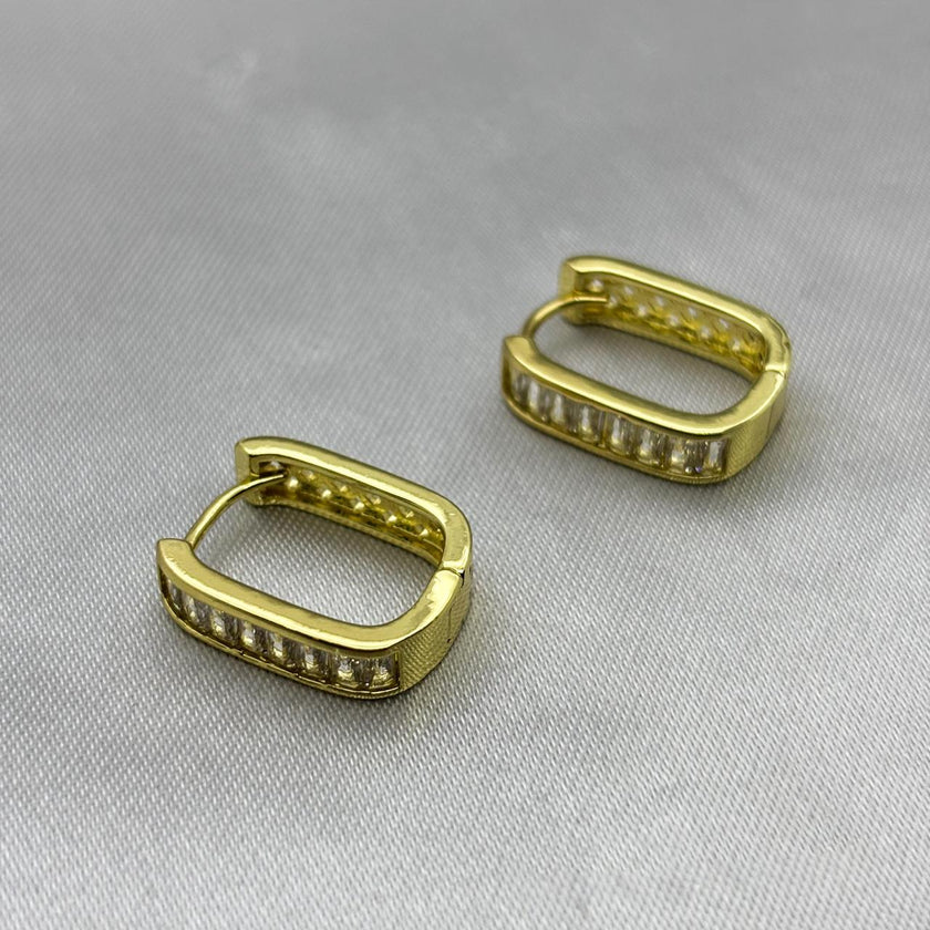 #HOL162 - Huggie Cuadrada Con Zirconia Oro Laminado 18K - LA035/