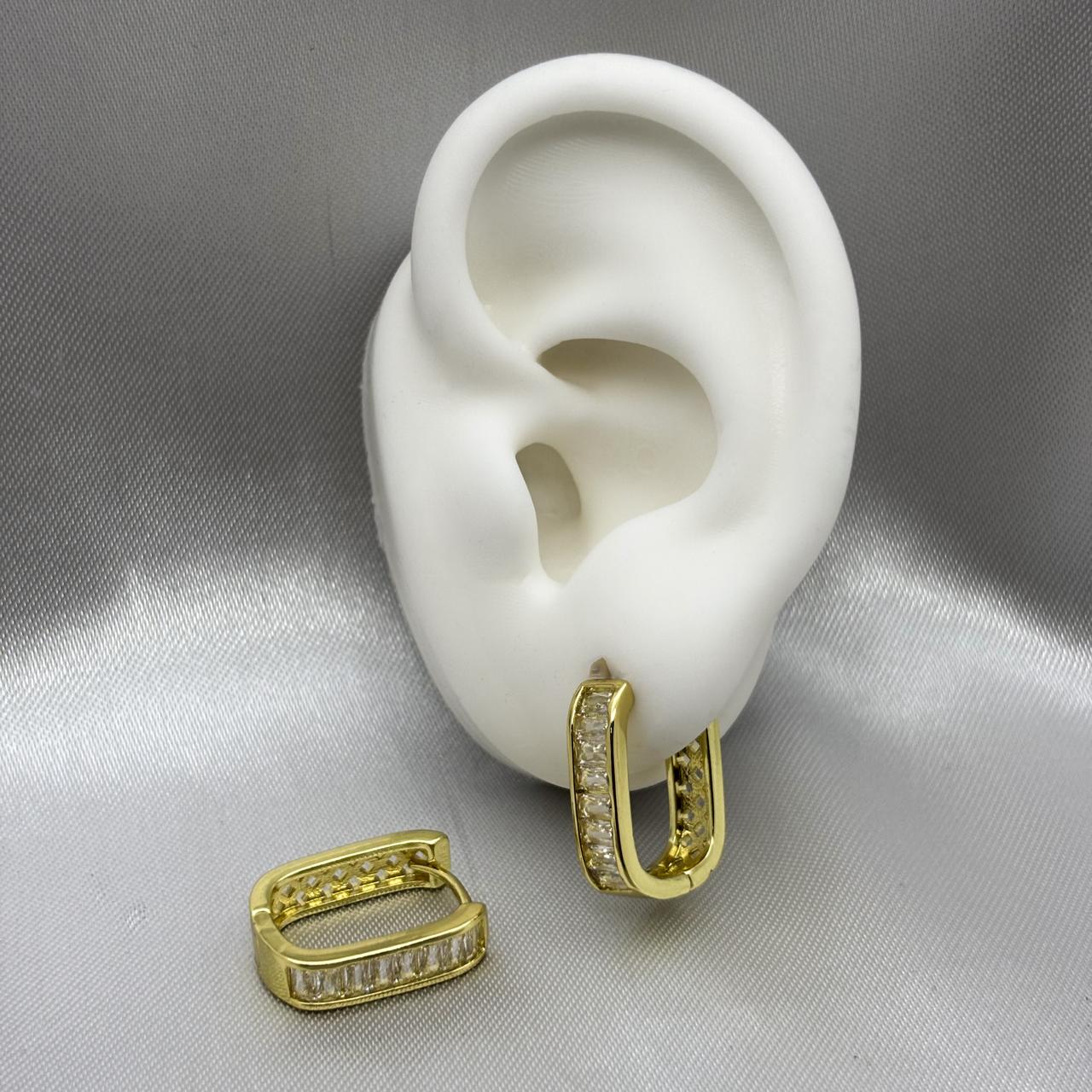 #HOL162 - Huggie Cuadrada Con Zirconia Oro Laminado 18K - LA035/