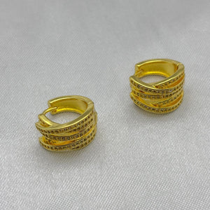 #HOL164 - Huggie Con Piedra De Zirconia Oro Laminado 18K - LA040/