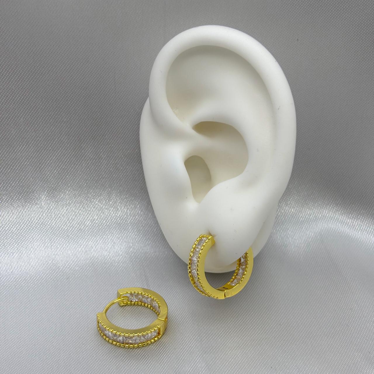 #HOL166 - Huggie Circular Con Piedra Zirconia Oro Laminado 18K - LA035/