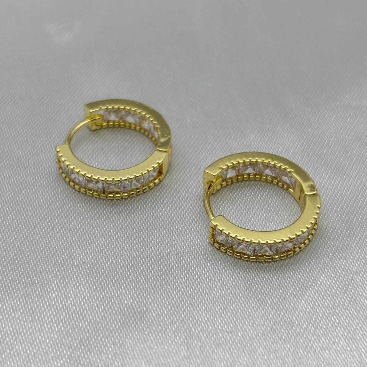 #HOL166 - Huggie Circular Con Piedra Zirconia Oro Laminado 18K - LA035/